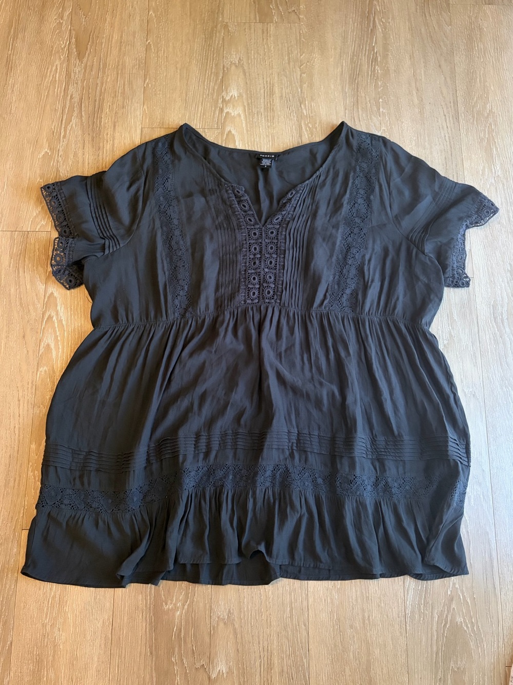 Torrid Black Lace-Trim Tunic Short Sleeve Flowy Top